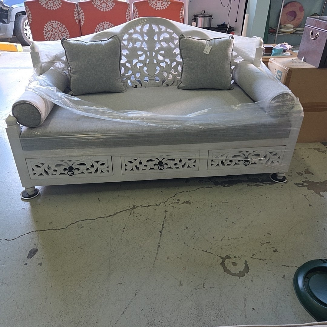 zarah daybed fame