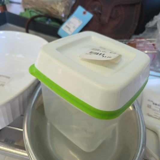 Rubbermaid food container